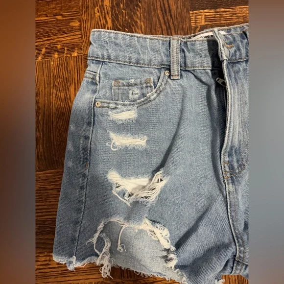 URBAN PLANET JEAN SHORTS MOM STYLE SIZE 03 LIGHT WASH WITH RIPS - Picture 2 of 6